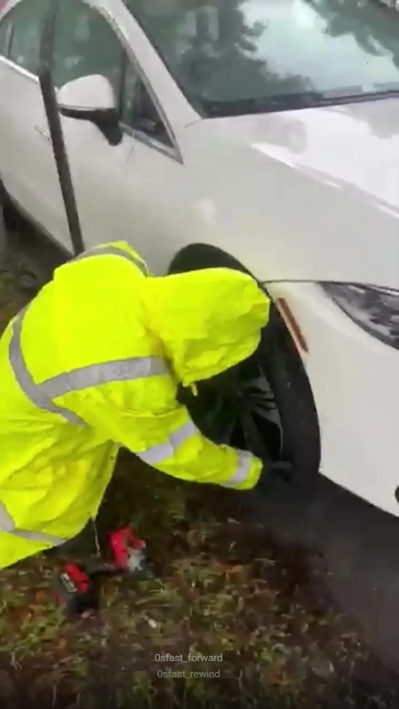 Equipo móvil de Auto Tire Rivera cambiando llantas bajo la lluvia